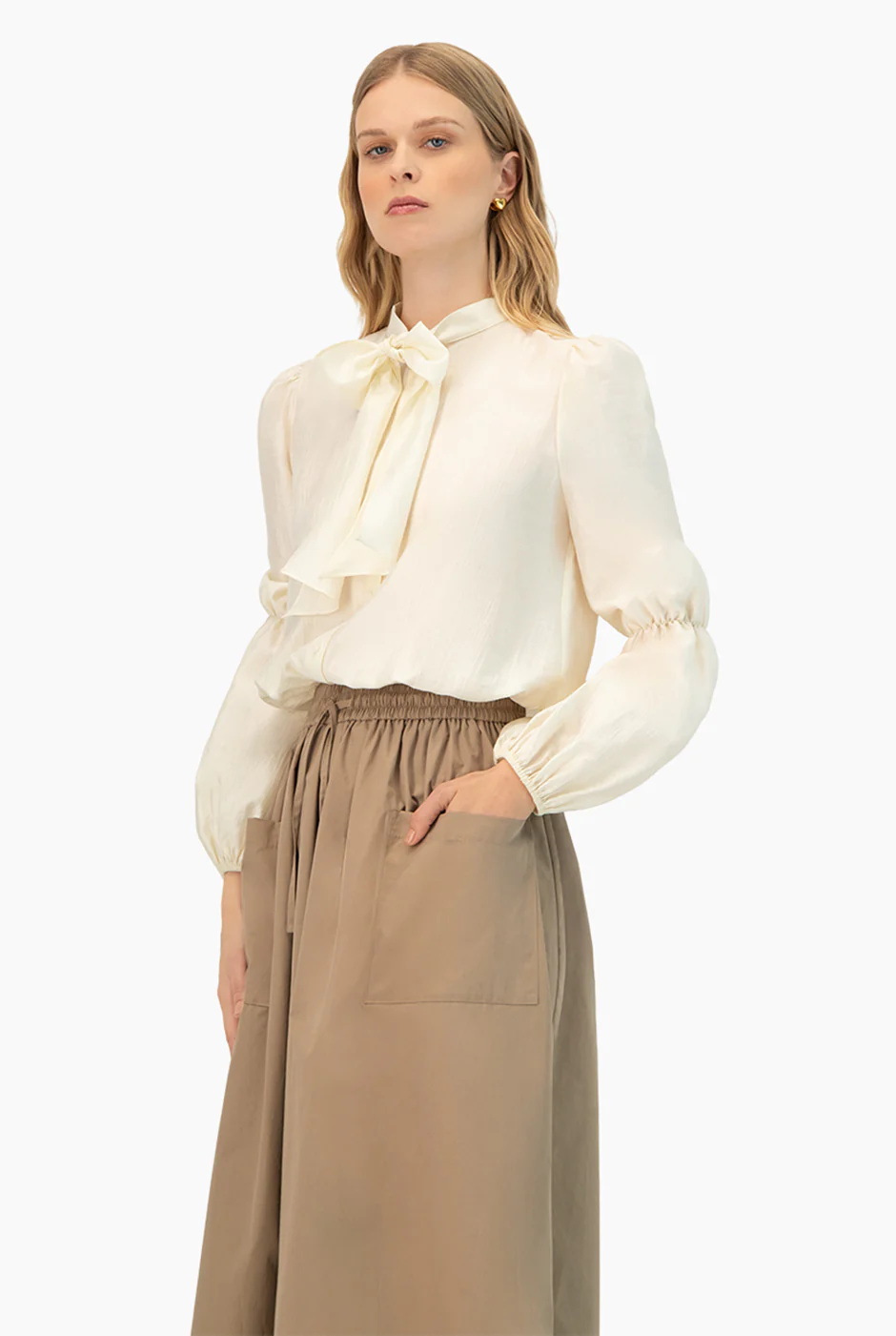 Blusa lisa con cinta en cuello - Image 4