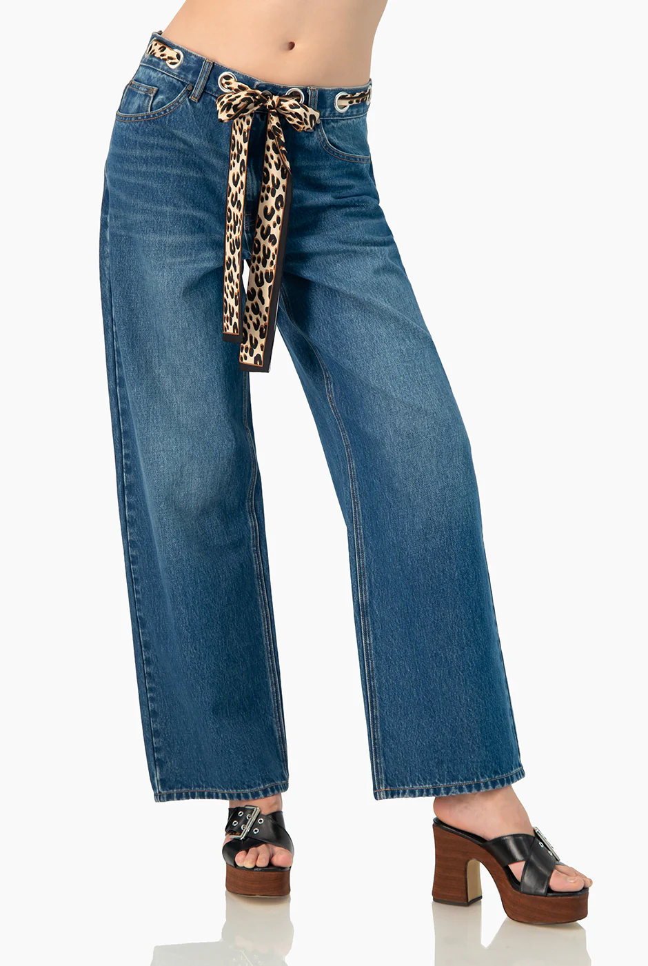 Jeans amplio con cinta en cintura