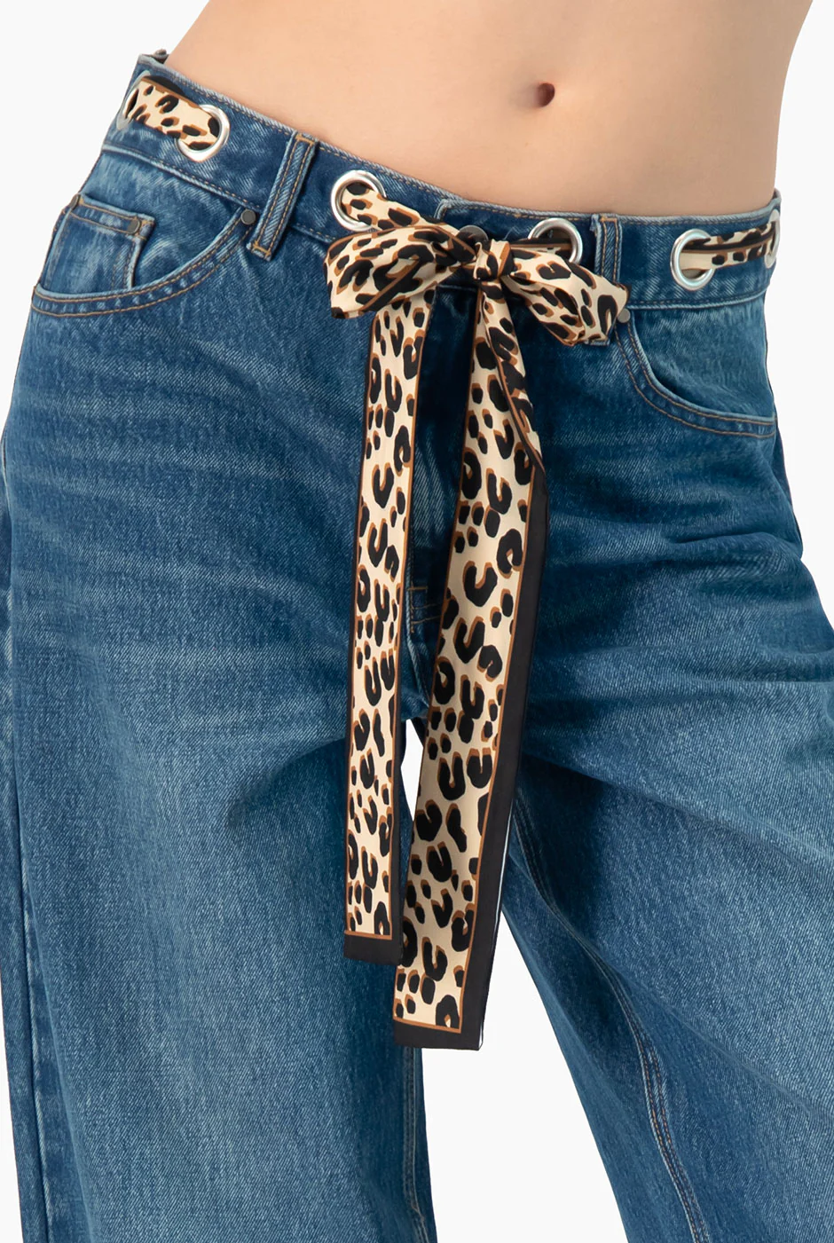 Jeans amplio con cinta en cintura - Image 5