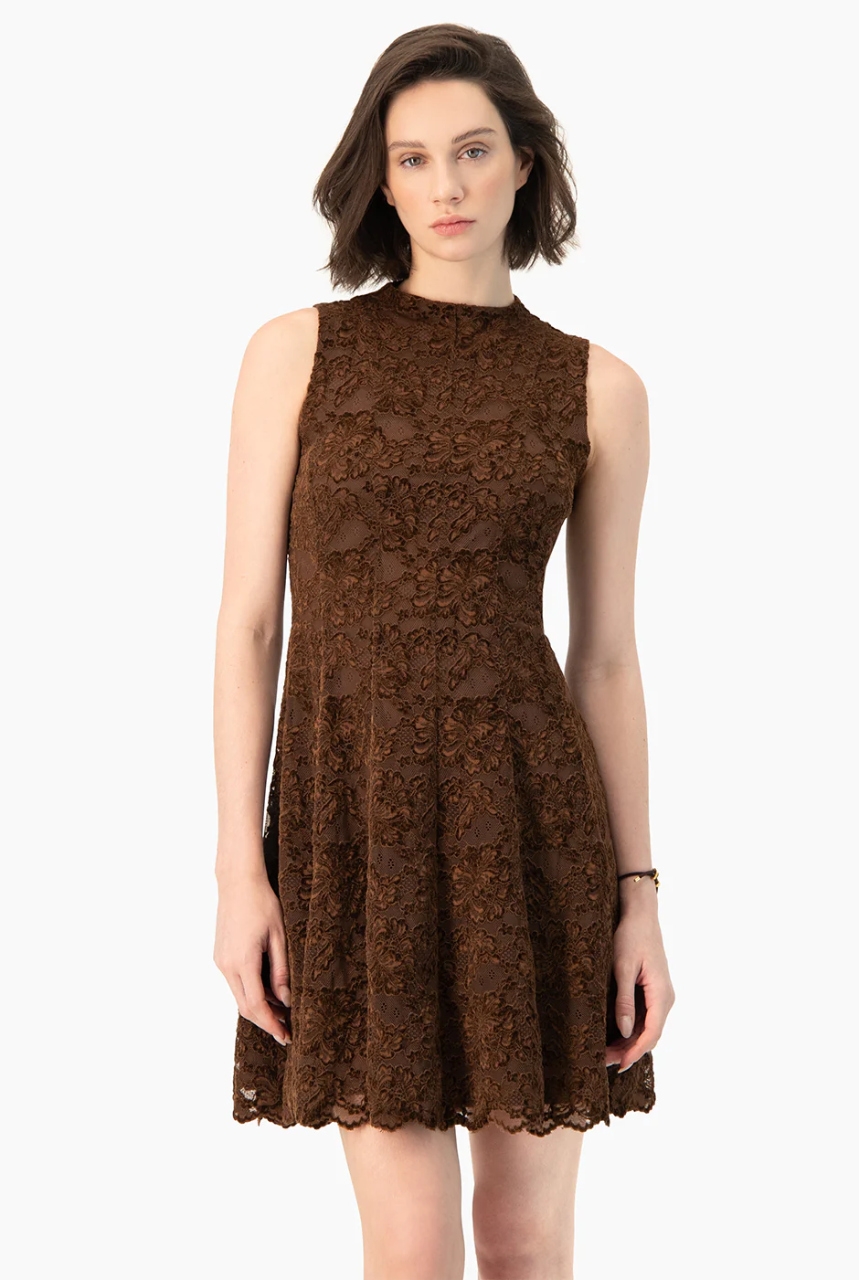 Vestido Ivonne corto en tono cafe